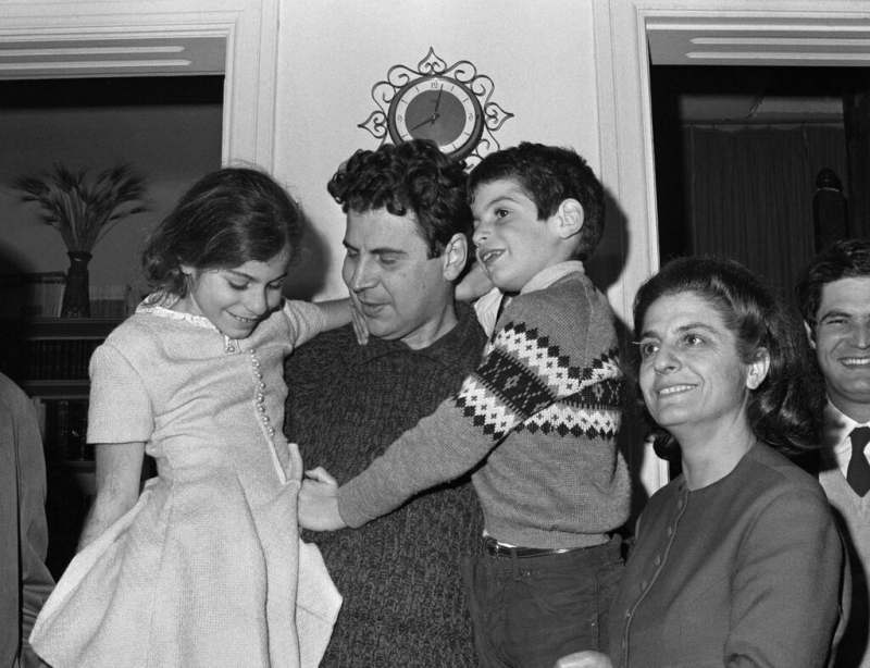 تئودوراکیس به همراه دخترش ، مارگاریتا ، پسرش ، جورج و همسرش ، میرتو ، در سال 1968.